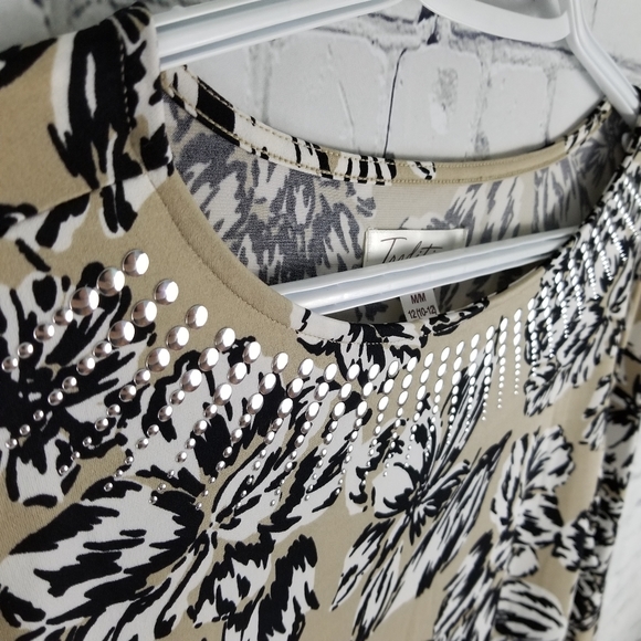 TRADITION | floral embellished neckline blouse - Picture 3 of 8